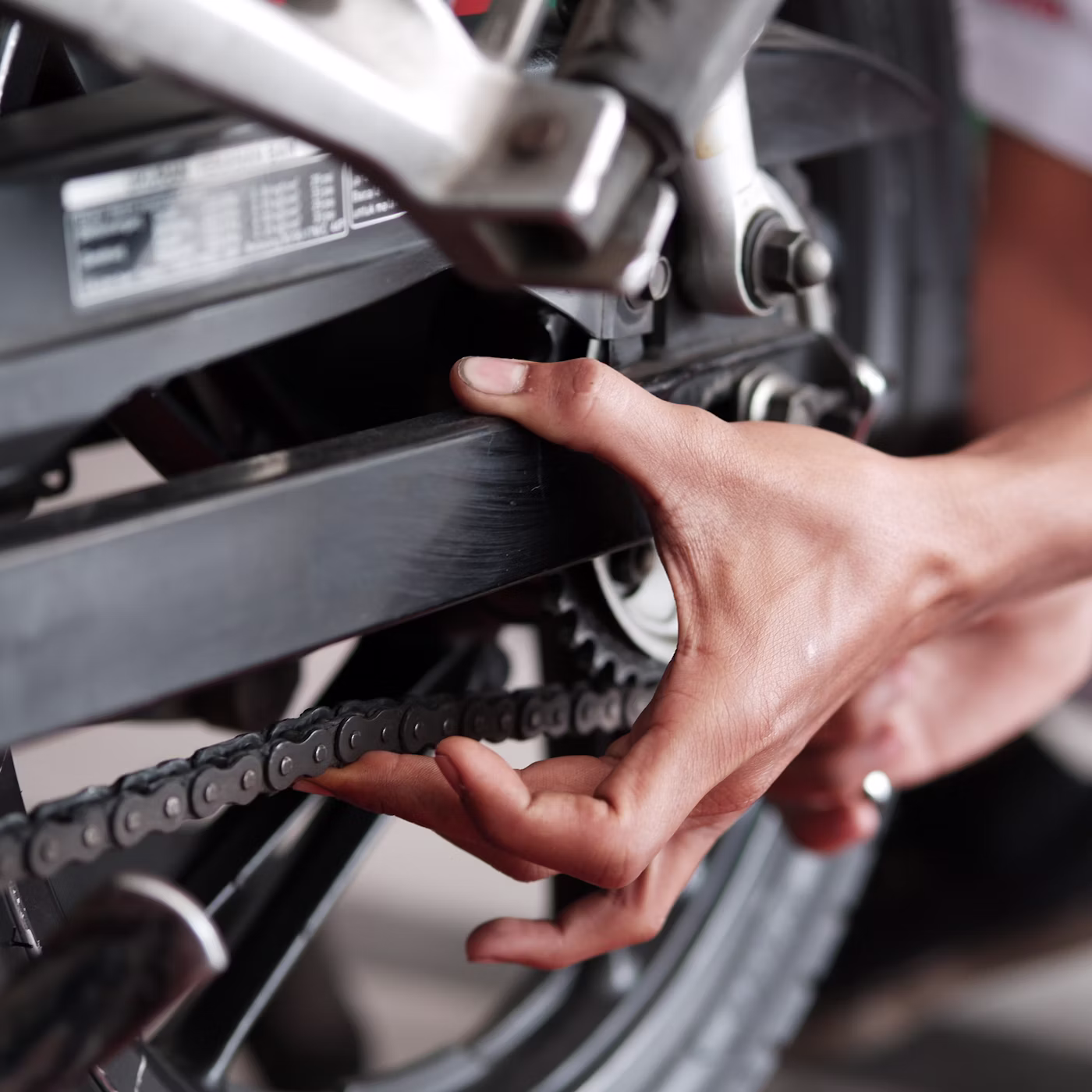 Mecânico trabalhando em uma moto na oficina